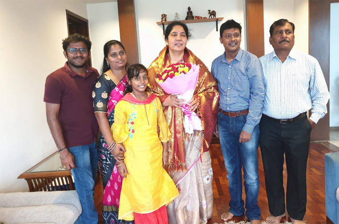 గిరిజన విద్యార్థులకు ఎన్నారైల మద్దతు గిరిజన విద్యార్థులకు ఎన్నారైల మద్దతు