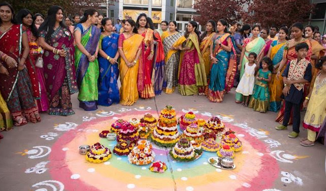 శాక్రమెంటోలో వేలాదిమంది నడుమ బతుకమ్మ వైభవం