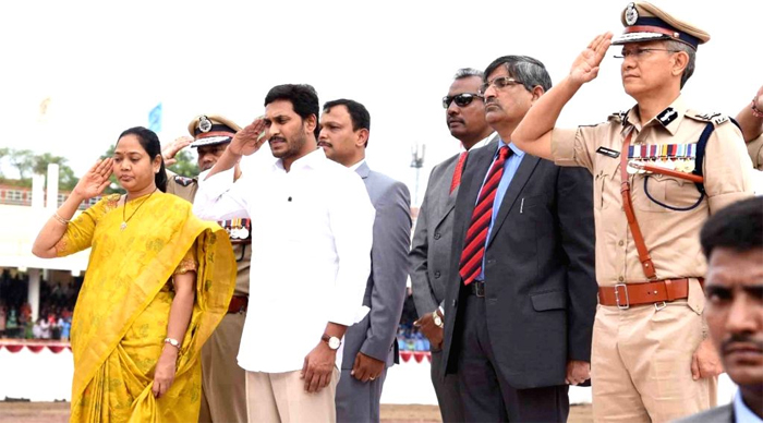 చట్టం ముందు అందరూ సమానమే : జగన్‌