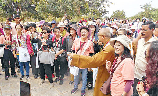 బుద్ధవనాన్ని సందర్శించిన విదేశీయులు