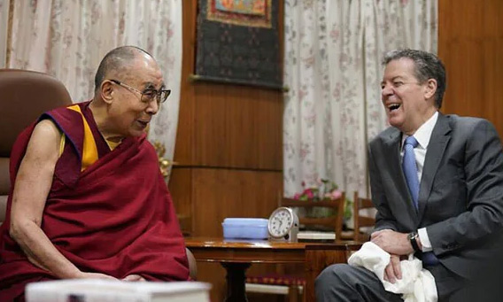 దలైలామాతో అమెరికా రాయబారి భేటీ