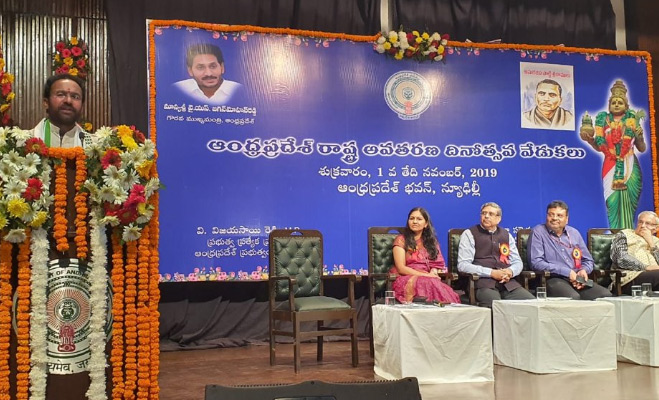 మహనీయుల త్యాగాలే మనకు ఆదర్శం