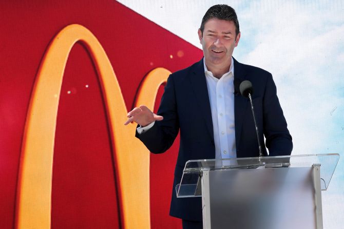 మెక్‌డొనాల్డ్‌ సీఈవోవై వేటు