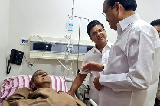 సినీనటుడు గొల్లపూడికి ఉపరాష్ట్రపతి పరామర్శ సినీనటుడు గొల్లపూడికి ఉపరాష్ట్రపతి పరామర్శ