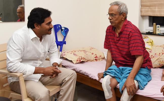 మధుని పరామర్శించిన సీఎం జగన్‌