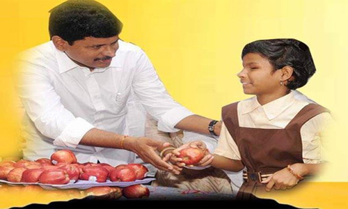 అంధుల బడికి ఎంపీ 2 లక్షల విరాళం