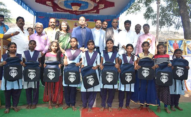 నిర్మల్జిల్లా జడ్పి హైస్కూల్కు ఆటా సహాయం నిర్మల్జిల్లా జడ్పి హైస్కూల్కు ఆటా సహాయం