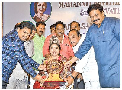 సినీనటి రేవతికి సావిత్రి అవార్డు