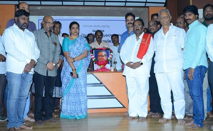 గొల్లపూడికి చలనచిత్ర పరిశ్రమ ఘనంగా నివాళి