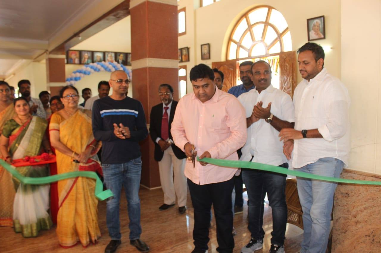 కర్నూలు జిల్లా ఓర్వకల్లులో సైన్స్‌ ల్యాబ్‌ను ప్రారంభించిన రవి పొట్లూరి