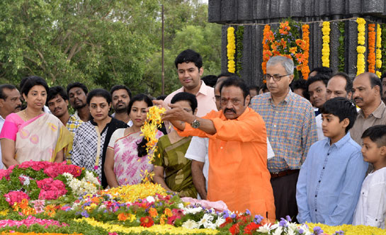 ఎన్టీఆర్ కు ఘన నివాళి