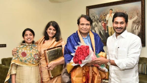 వైఎస్‌ జగన్‌తో కేంద్ర మాజీ మంత్రి భేటీ