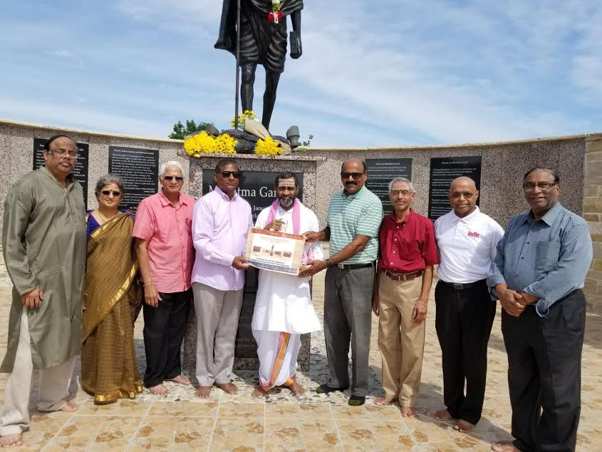 డాలస్ లో జాతిపితకు బ్రహ్మశ్రీ సామవేదం షణ్ముఖ శర్మ గారి  ఘన నివాళి