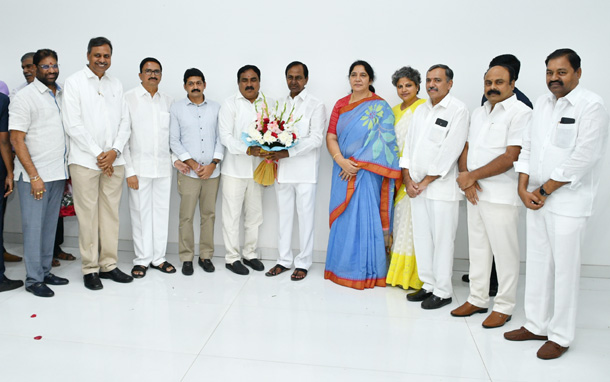 సీఎం కేసీఆర్‌ను కలిసిన ప్రముఖులు..