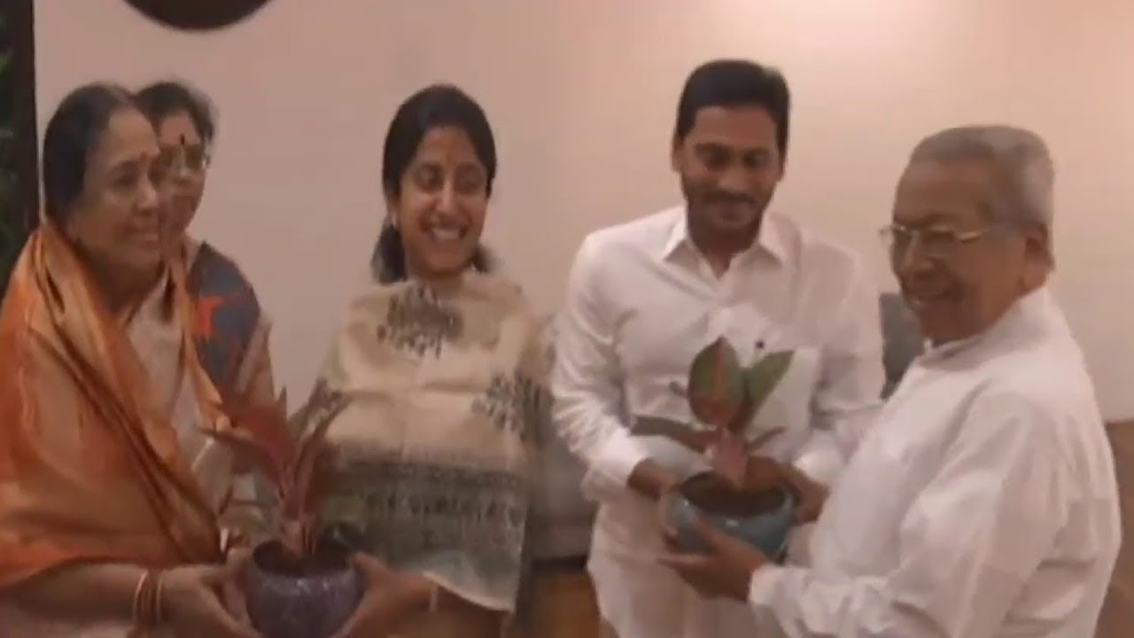 గవర్నర్‌తో సీఎం వైఎస్‌ జగన్‌ భేటీ