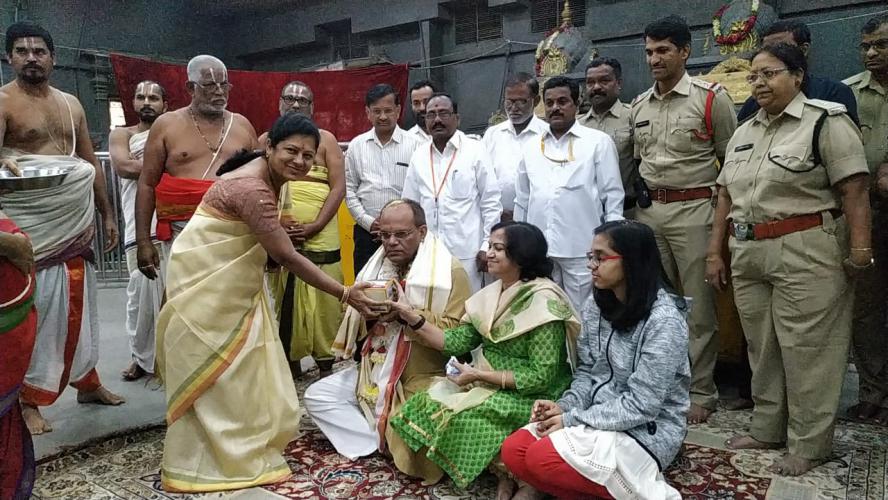 యాదాద్రి లక్ష్మి నరసింహ స్వామిని దర్శించుకున్న చీఫ్ సెక్రెటరీ సోమేష్ కుమార్