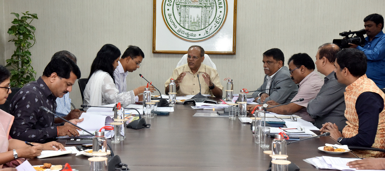 బి.ఆర్.కె.ఆర్ భవన్ లో  ప్రధాన కార్యదర్శి  సోమేశ్ కుమార్ సమీక్షా సమావేశం