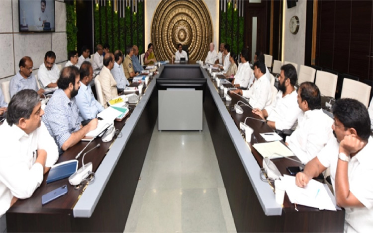సీఎం జగన్‌తో హైపవర్‌ కమిటీ భేటీ
