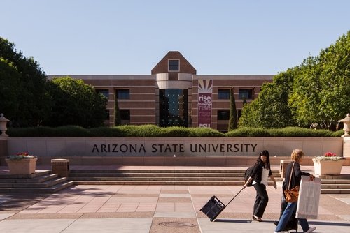 పోస్ట్‌మాస్టర్‌ కొడుక్కి అమెరికాలో రూ.కోటి స్కాలర్‌షిప్‌