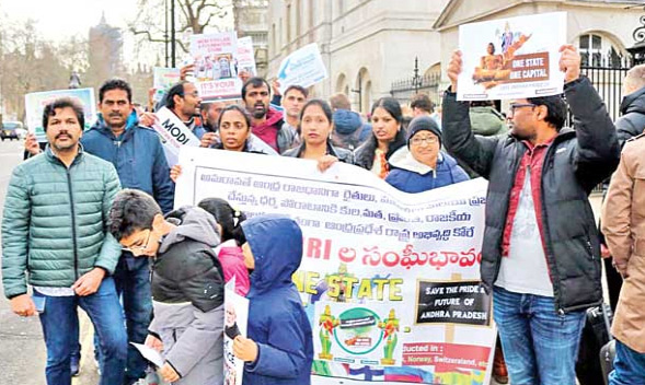 లండన్‌ పార్లమెంటు ముందు ఎన్‌ఆర్‌ఐలు ఆందోళన