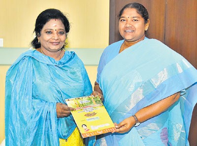 గవర్నర్‌ తమిళిసై కి సీతక్క ఆహ్వానం