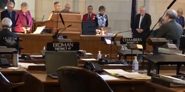 నెబ్రాస్కా అసెంబ్లీ స్పీకర్‌ ఛాంబర్‌లో తొలిసారిగా హిందూ ప్రార్థన