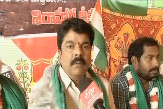 ఒక రాజధానిని కట్టలేని వాళ్లు మూడు ఎలా?