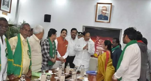 ఉపరాష్ట్రపతిని కలిసిన అమరావతి రైతులు