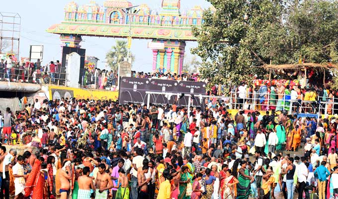 మేడారంలో జన జాతర మొదలైంది