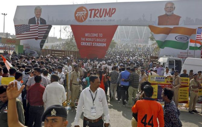 క్రిక్కిరిసిపోయిన మొతేరా స్టేడియం