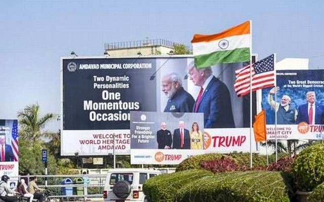 అహ్మదాబాద్‍లో హోర్డింగ్‍ల వెల్లువ!