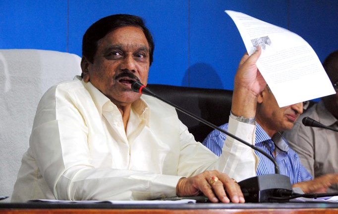 బాబు తీరుపై అసహనం: కేబినెట్ భేటీకి కేఈ కృష్ణమూర్తి డుమ్మా