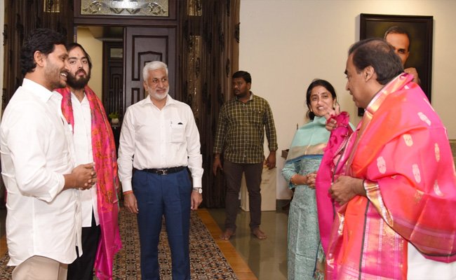 సీఎం జగన్‍తో ముఖేశ్‍ అంబానీ భేటీ