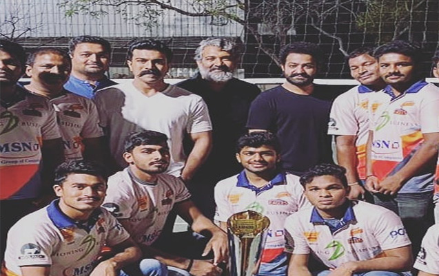 ఆర్ఆర్ఆర్ టీం ను కలసిన న‌ల్గొండ క‌బ‌డ్డీ జ‌ట్టు