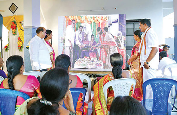 వధూవరులక్కడ… తాంబూలాలు ఇక్కడ