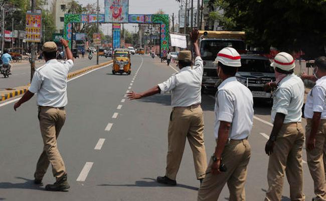 ఫ్రాన్స్ దంపతులను హెచ్చరించిన పోలీసులు