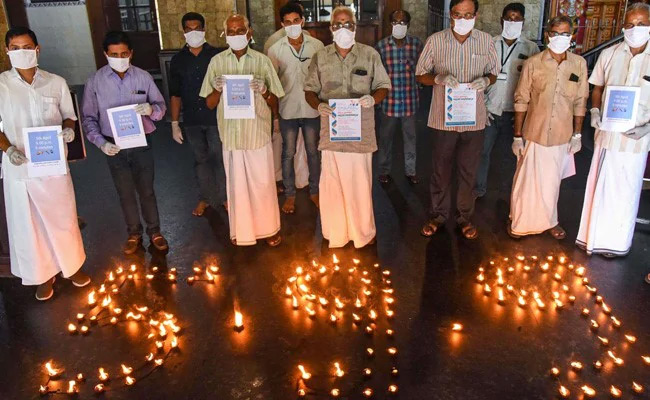 దేశమంతా దీపాలమయం…కరోనాపై పోరుకు ఒక్కటైన దేశం