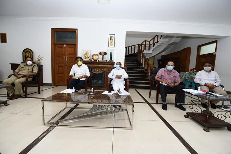 లాక్‌డౌన్ ఉల్లంఘిస్తే కఠిన చర్యలు: కేటీఆర్