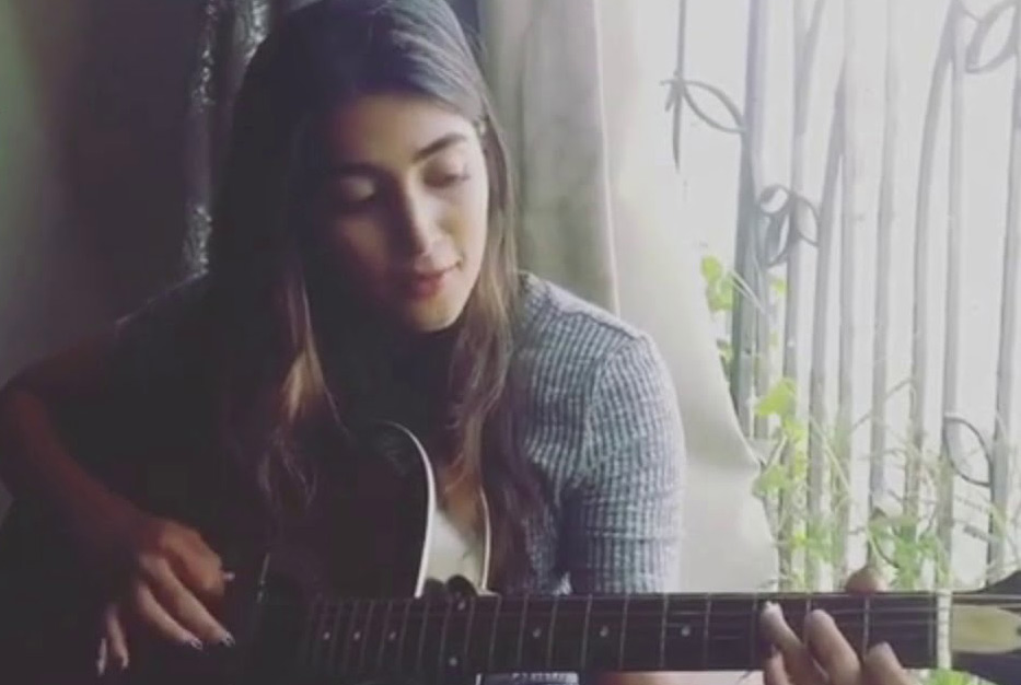 రోజంతా దాంతోనే గడిపేస్తోంది!