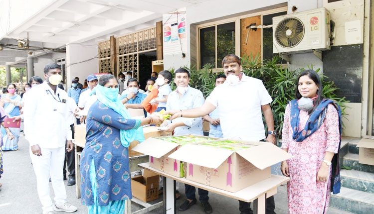 పారిశుధ్య కార్మికులకు  దిల్‍ రాజు సాయం