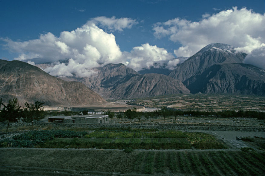 పాక్ బరితెగింపు: భారత భూగాన్ని చైనాకు అమ్మేస్తోంది!