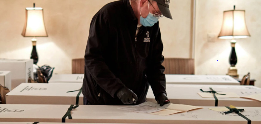 చనిపోయిన బాడీలను తీసుకెళ్ళే ప్రొఫెసర్