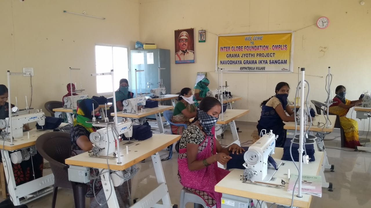 కరోనా రక్షణ మాస్క్ ల తయారీలో  కప్పట్రాళ్ళ మహిళలు బిజీ
