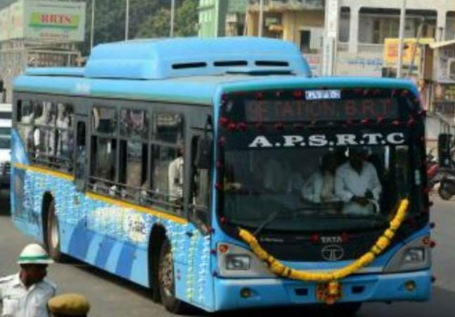 రాజధానికి బస్సుల కోత: తెలంగాణ ఒత్తిడికి తగ్గిన ఏపీఎస్ఆర్టీసీ
