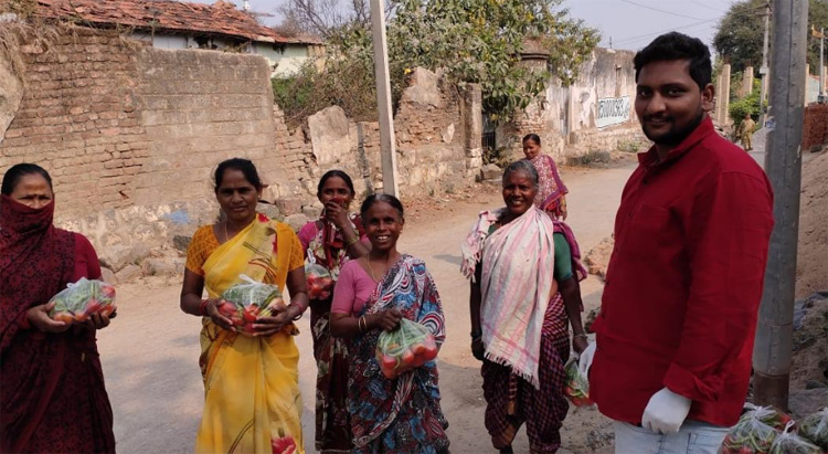 ఆత్మకూరులో పేదలను ఆదుకుంటున్న వంశీ రెడ్డి