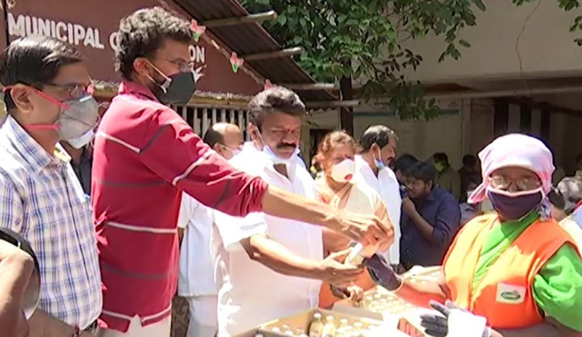 పారిశుద్ధ్య కార్మికులు అందించే సేవలకు డైరెక్టర్ శేఖర్ కమ్ముల చిరు సాయం