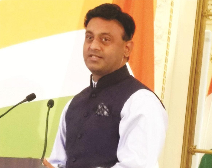 కోవిడ్ పై జరుగుతున్న పోరాటంలో భారతీయ వైద్యులు ముందు