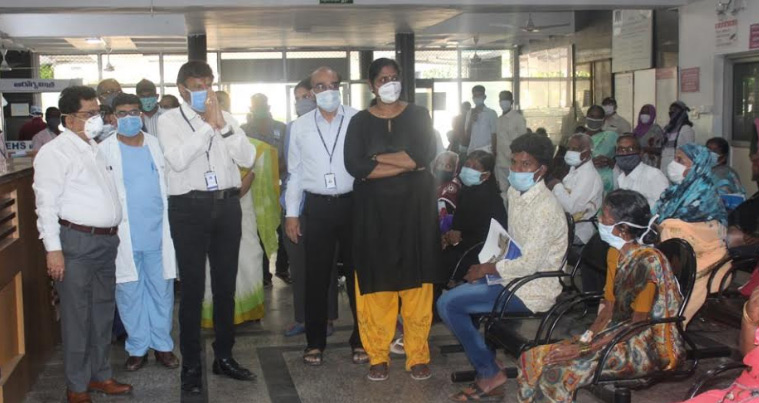 కాన్సర్ హాస్పిటల్ సిబ్బందికి నిత్యావసర సరుకులు సరఫరా చేసిన నందమూరి బాలకృష్ణ