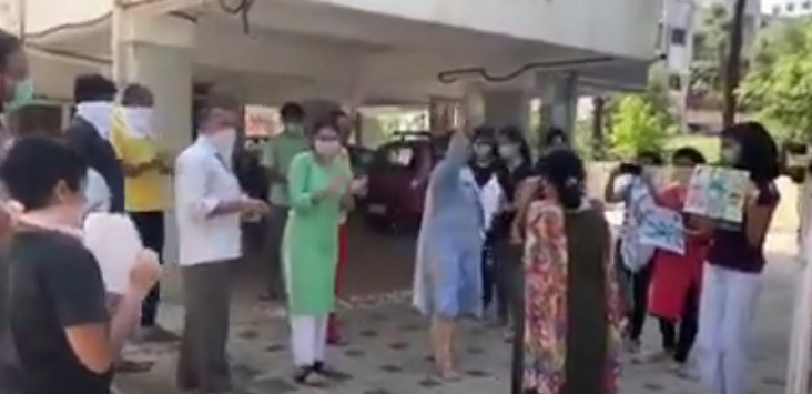 వైద్యులను గౌరవించిన ఈ వీడియోను మీరు చూడాల్సిందే… వైద్యులను గౌరవించిన ఈ వీడియోను మీరు చూడాల్సిందే…