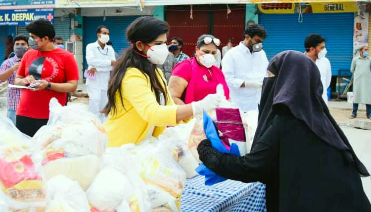 నిత్యవసర సరుకుల్ని పంపిణీ చేసిన అలేఖ్య